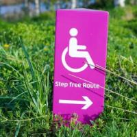 Sign with a picture of a wheelchair saying 'step-free route'